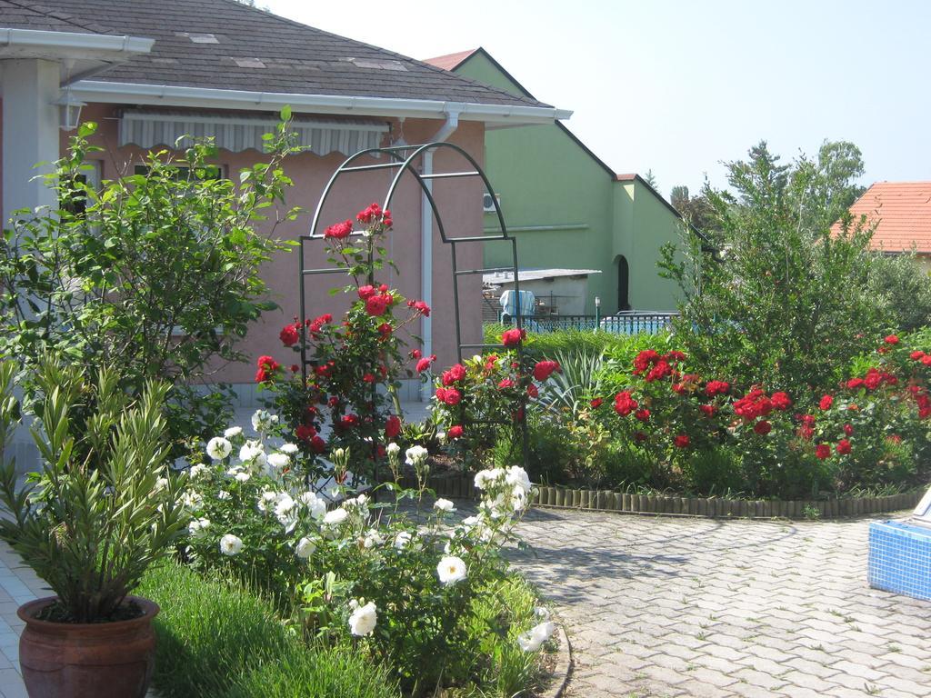 Feszek Apartmanhaz Vonyarcvashegy Exterior photo